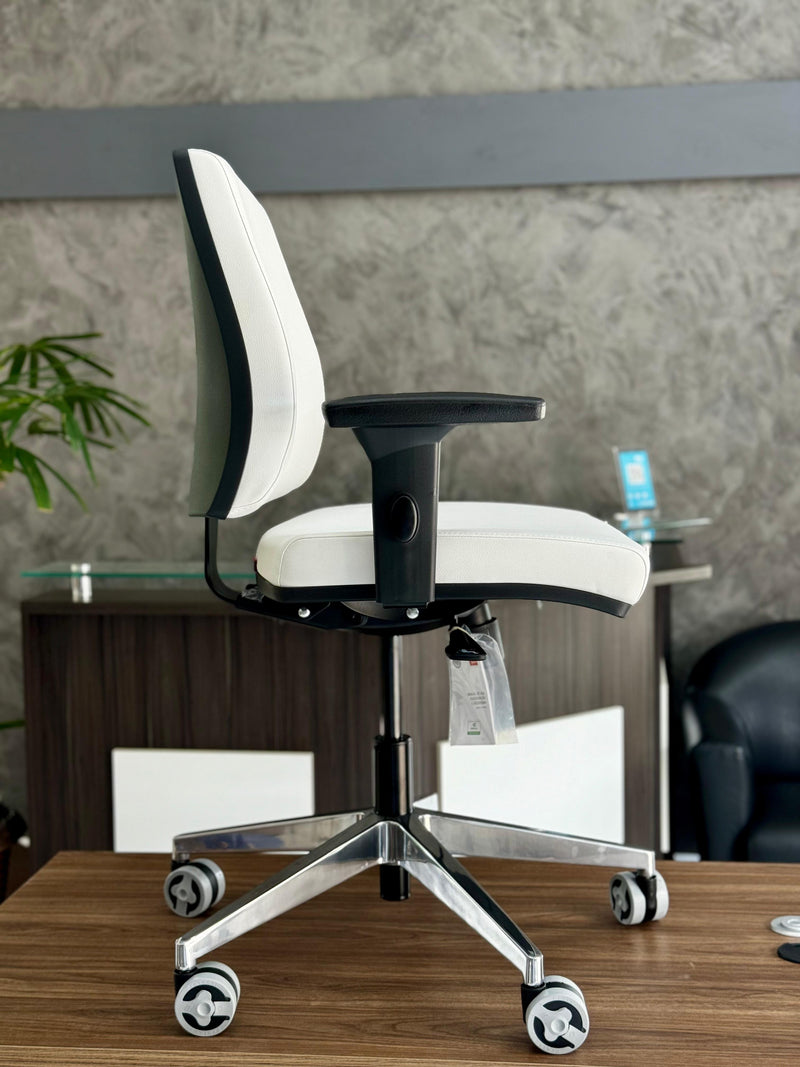 Poltrona giratória diretor Linha Cavaletti Mais - Syncron, Braços SL New PU, Base de Nylon