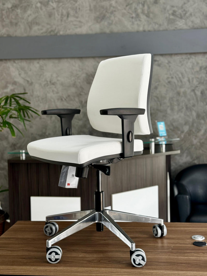 Poltrona giratória diretor Linha Cavaletti Mais - Syncron, Braços SL New PU, Base de Nylon